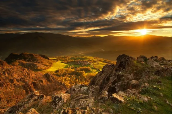 Trekking serale alla Pietra Parcellara, sotto il cielo dell’Appennino