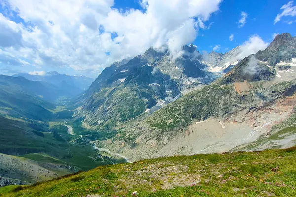 Val Ferret, al cospetto del Monte Bianco