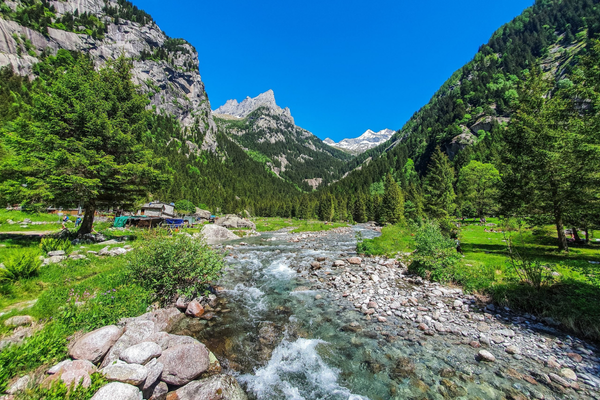 Val di Mello, primavera nella valle più incantevole della Valtellina
